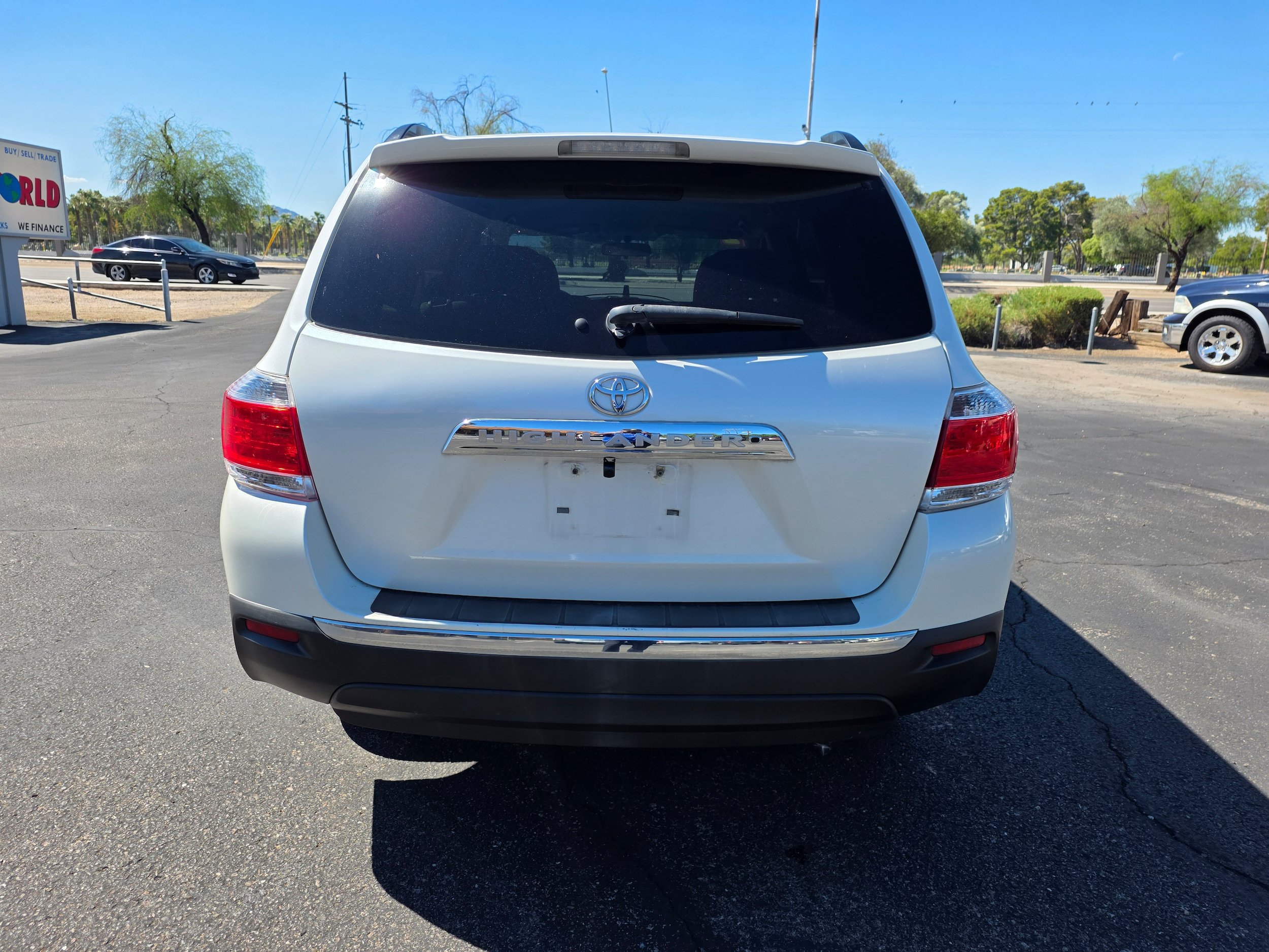 Used 2012 Toyota Highlander FWD w/ Tech Pkg image 4