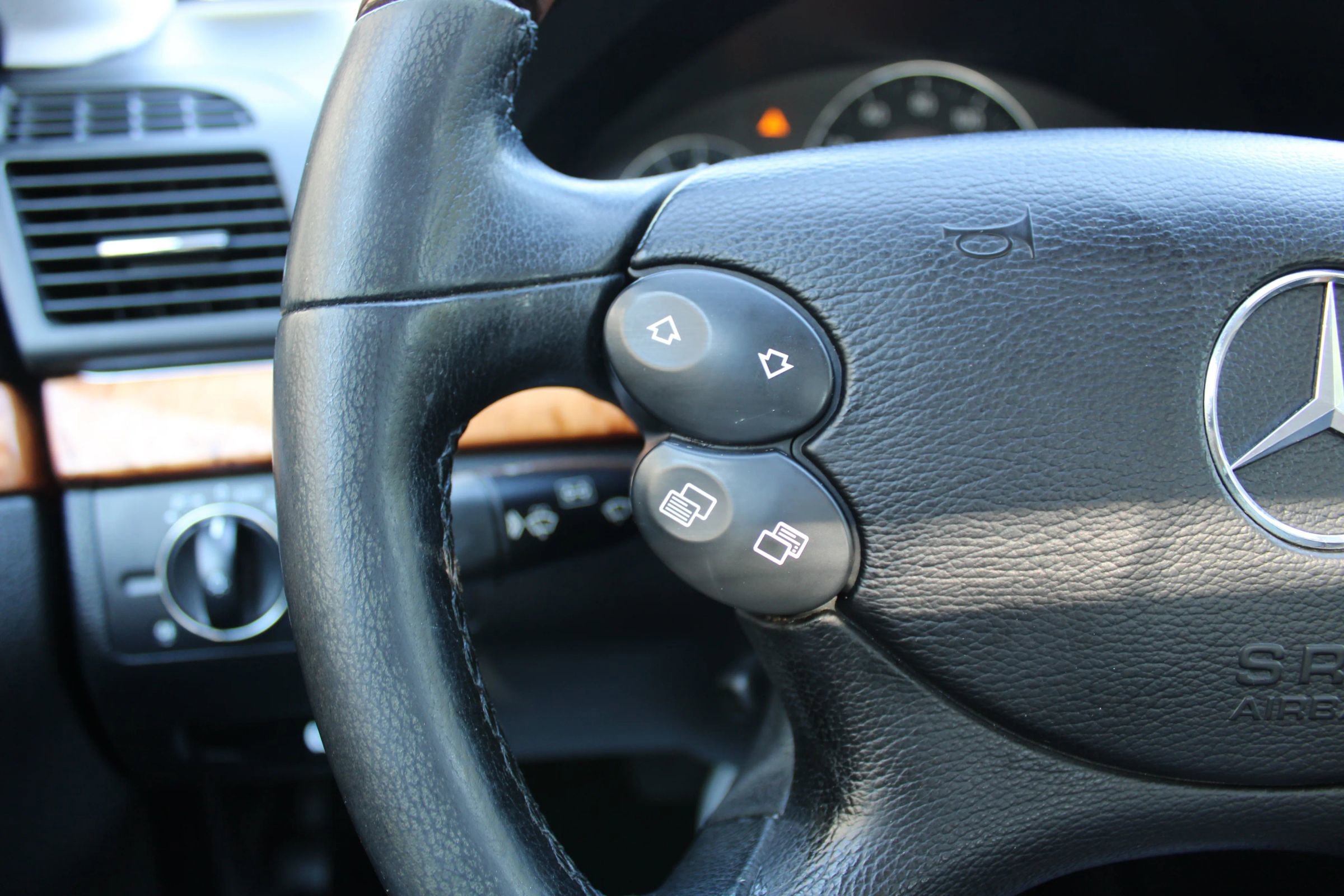 Used 2008 Mercedes-Benz E 350 4MATIC Sedan image 9