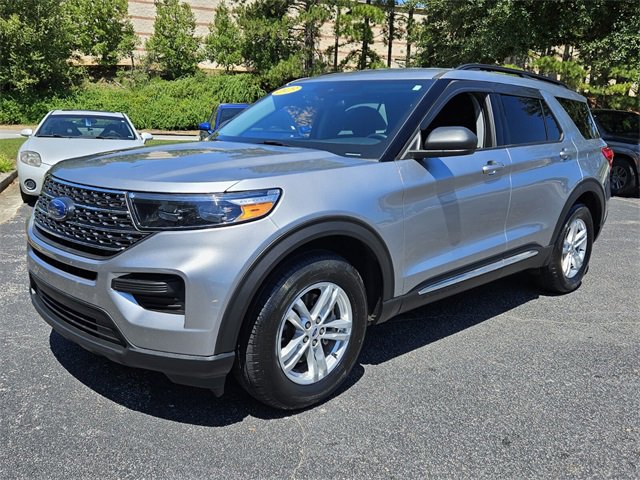 Used 2023 Ford Explorer XLT image 3