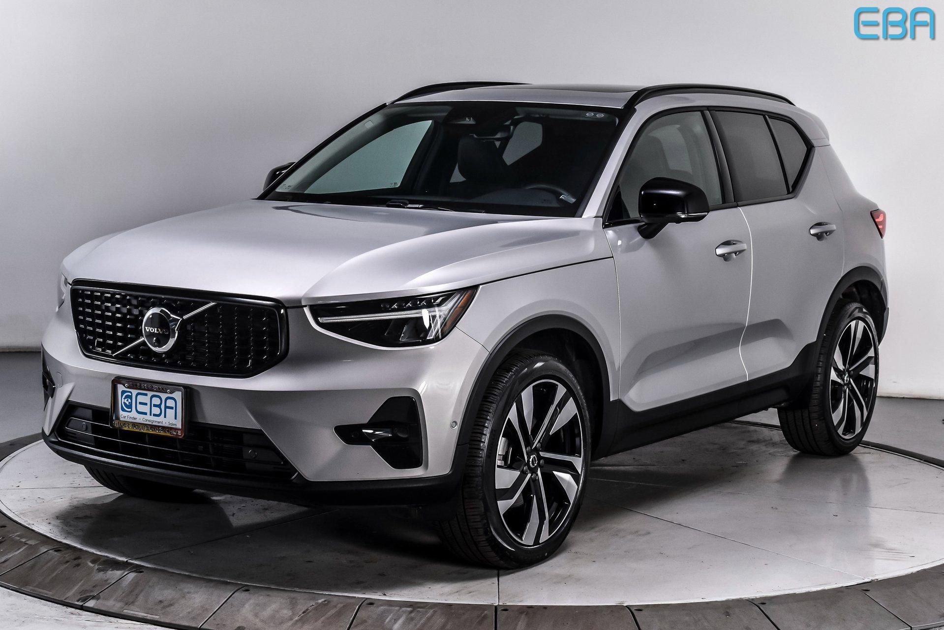 Used 2025 Volvo XC40 B5 Plus image 2