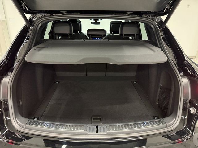 Certified 2023 Porsche Macan image 27