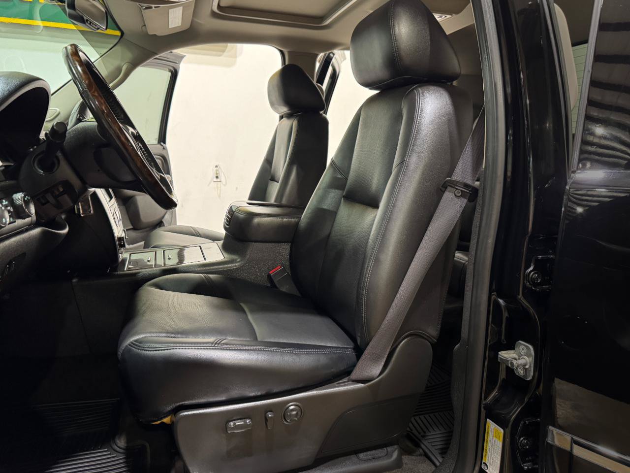 Used 2011 GMC Sierra 3500 Denali AWD/4WD image 11