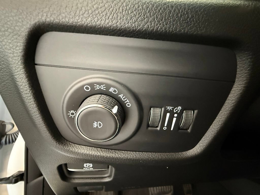 Used 2024 Jeep Grand Cherokee Limited w/ Luxury Tech Group II AWD/4WD image 28