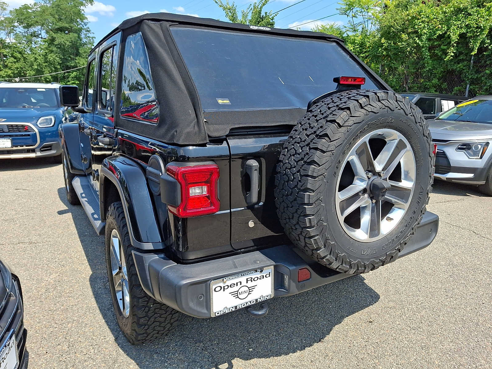 Used 2018 Jeep Wrangler Unlimited Sahara AWD/4WD image 4