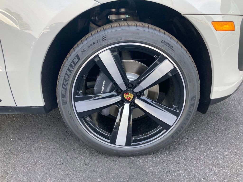 Used 2024 Porsche Macan image 16