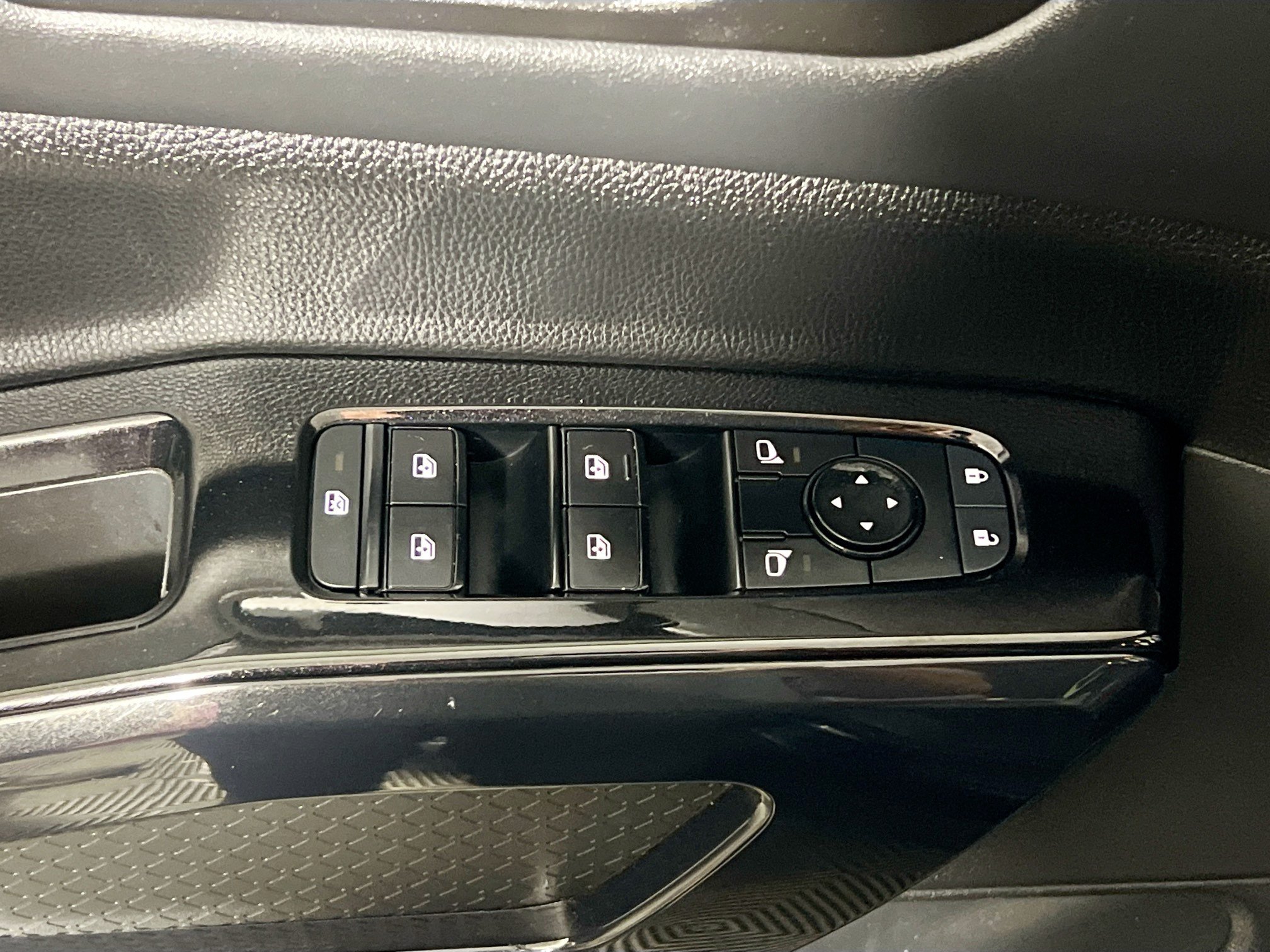 Used 2022 Nissan Pathfinder SV FWD image 16