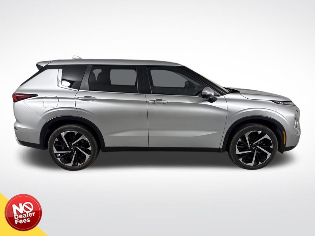 Used 2022 Mitsubishi Outlander SE image 2