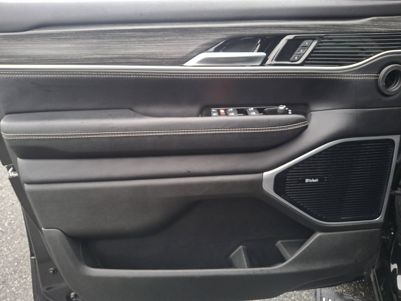 Used 2024 Jeep Wagoneer L Series III w/ Premium Group I image 13