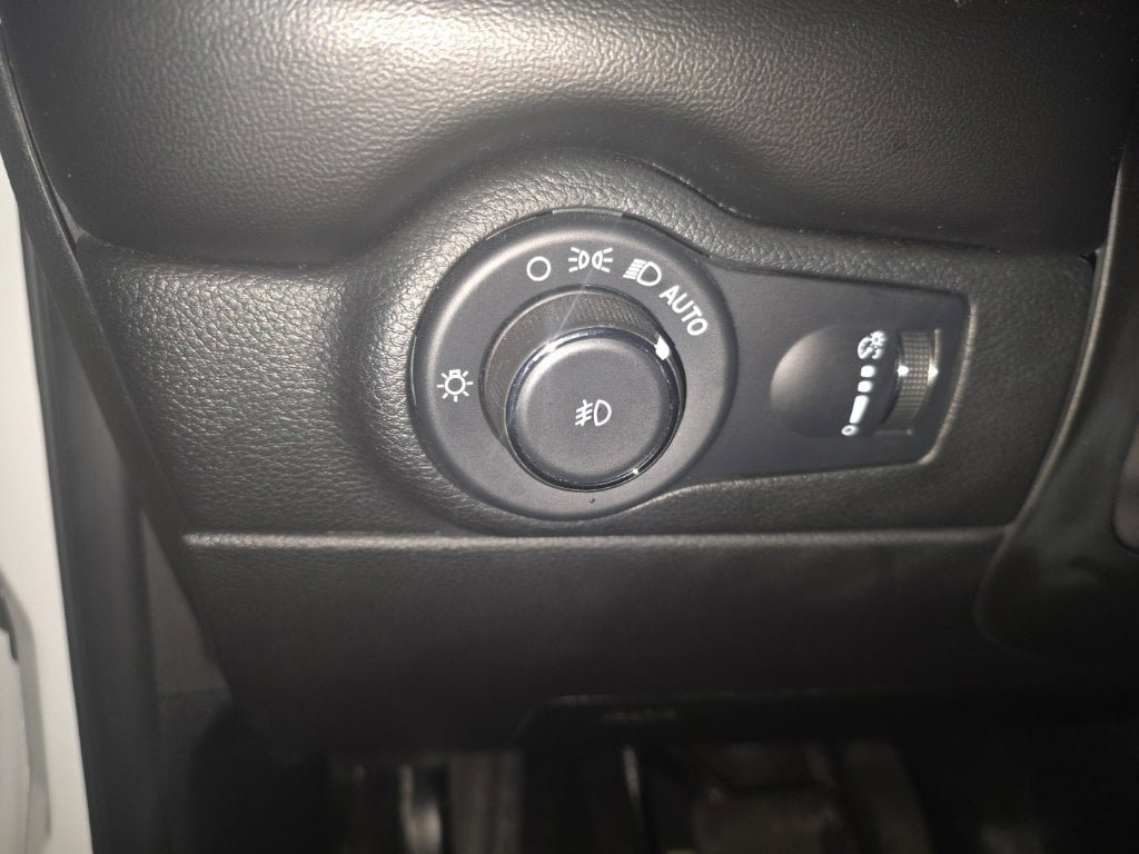 Used 2022 Dodge Durango SXT w/ Blacktop Package AWD/4WD image 13