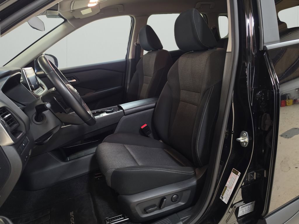 Used 2025 Nissan Rogue SV image 9