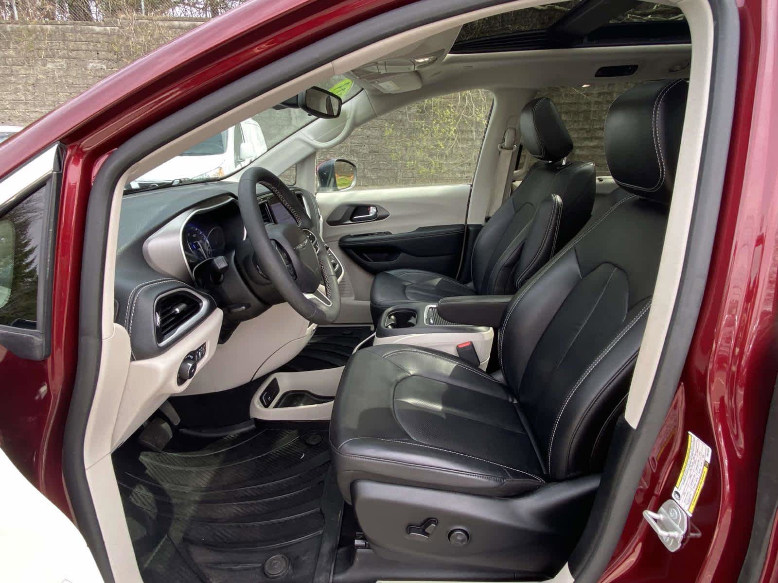 Used 2023 Chrysler Pacifica Touring-L AWD/4WD image 13