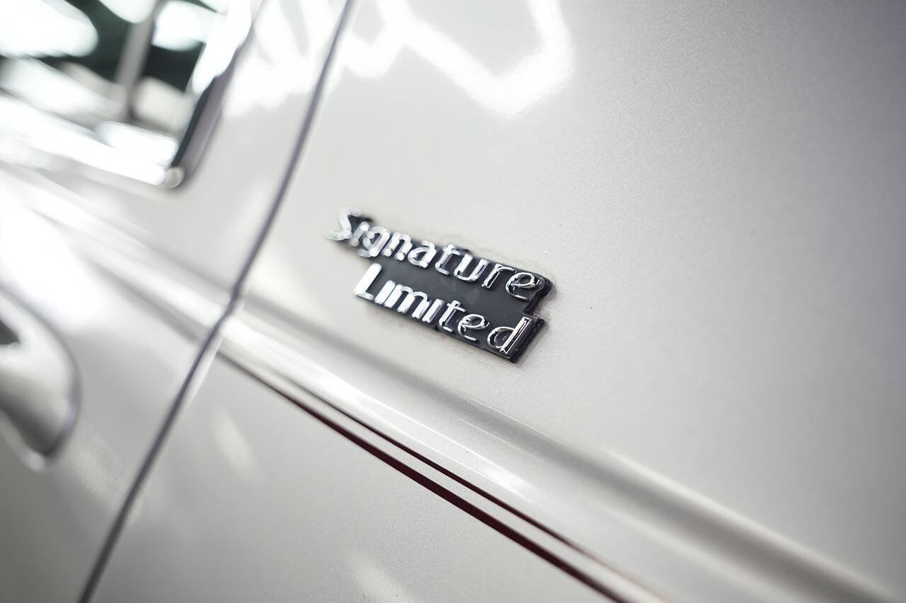 Used 2011 Lincoln Town Car Signature Limited RWD image 9
