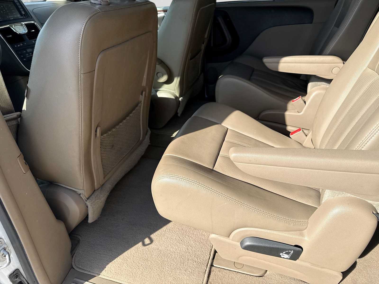 Used 2014 Chrysler Town & Country Touring-L FWD image 18