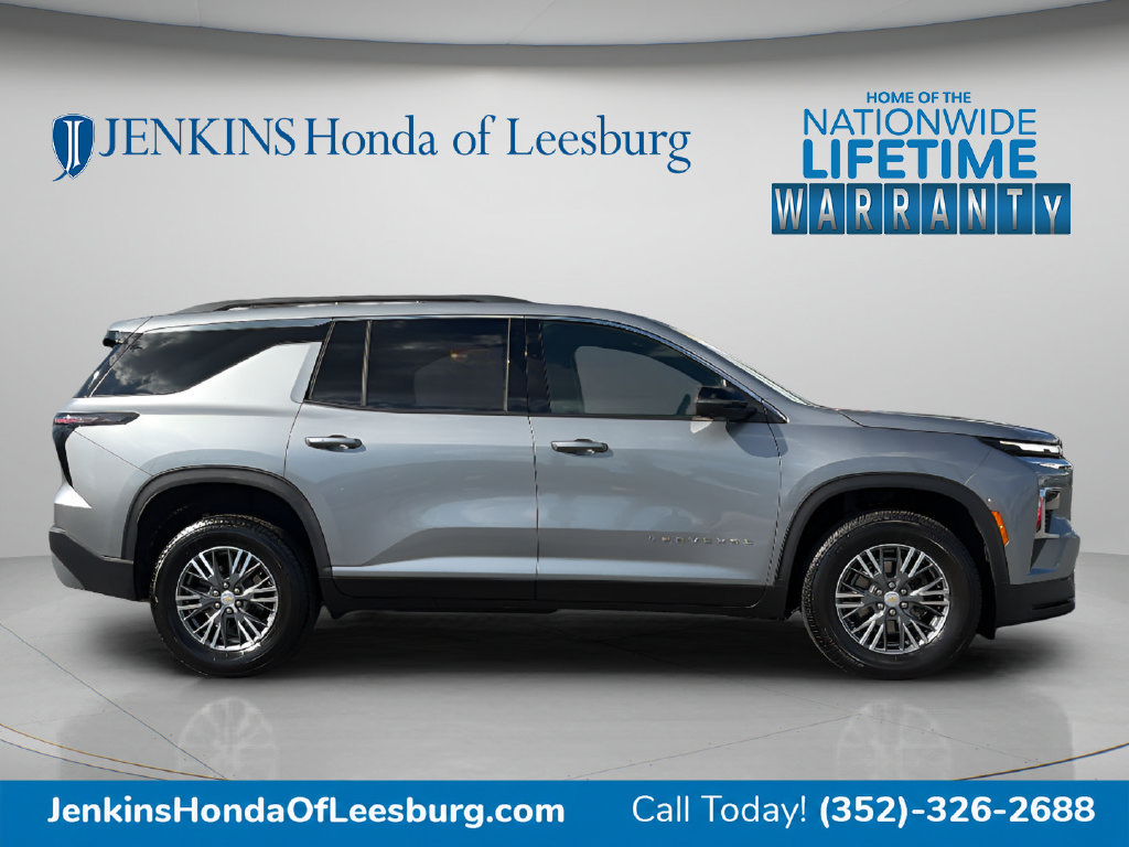 Used 2026 Chevrolet Traverse LT w/ Driver Confidence Package FWD image 2
