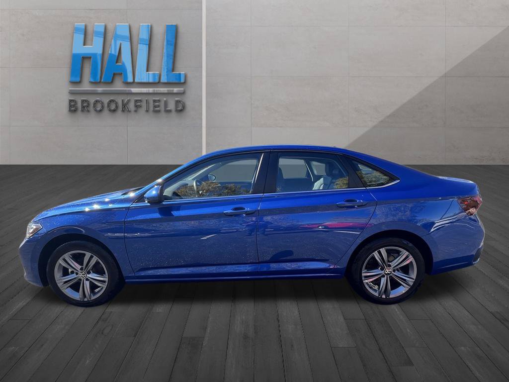 Certified 2024 Volkswagen Jetta SE w/ Panoramic Sunroof Package FWD image 3