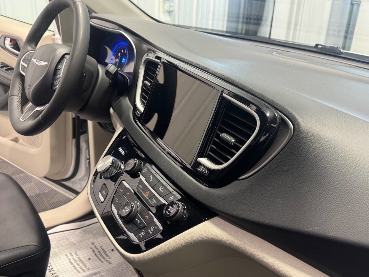 Used 2024 Chrysler Pacifica Touring-L FWD image 20