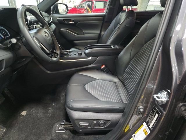 Used 2025 Toyota Highlander XSE AWD/4WD image 9
