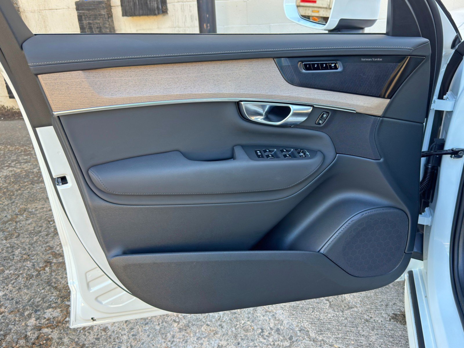 Used 2025 Volvo XC90 T8 Plus w/ Protection Package Premier AWD/4WD image 46