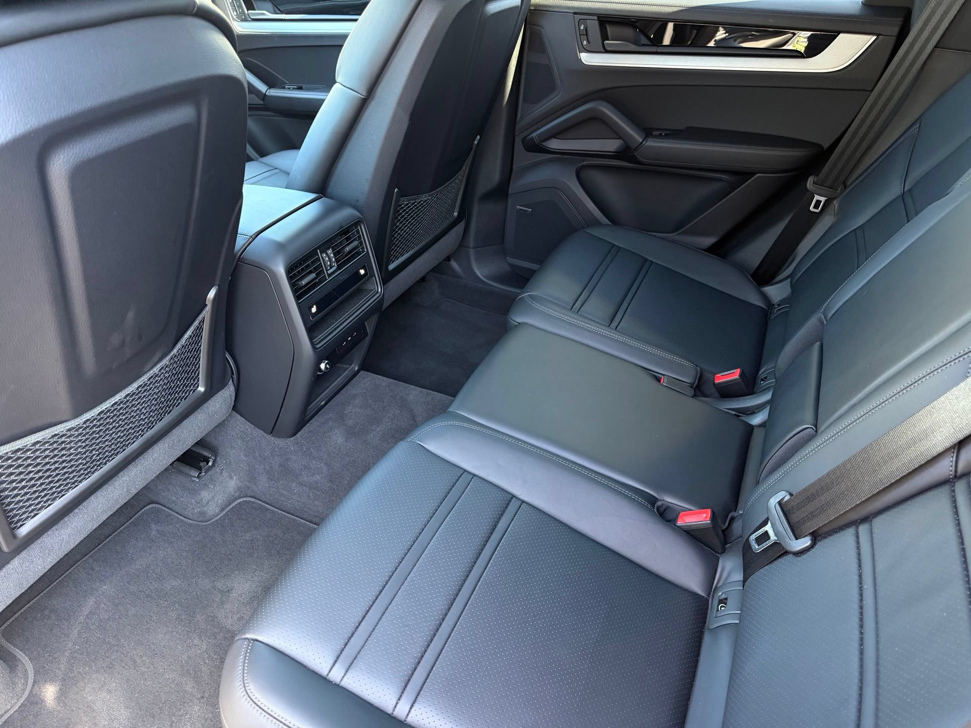 Certified 2024 Porsche Cayenne AWD/4WD image 29