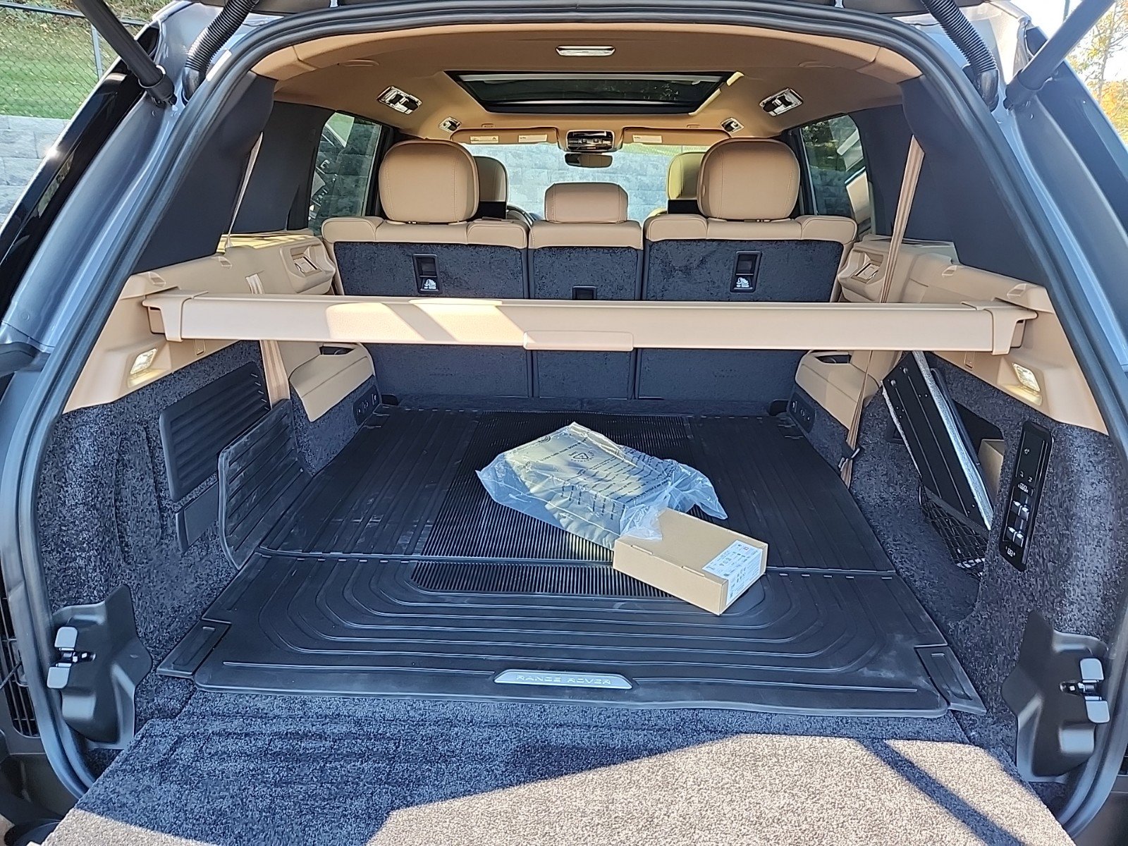 New 2025 Land Rover Range Rover Long Wheelbase SE image 13