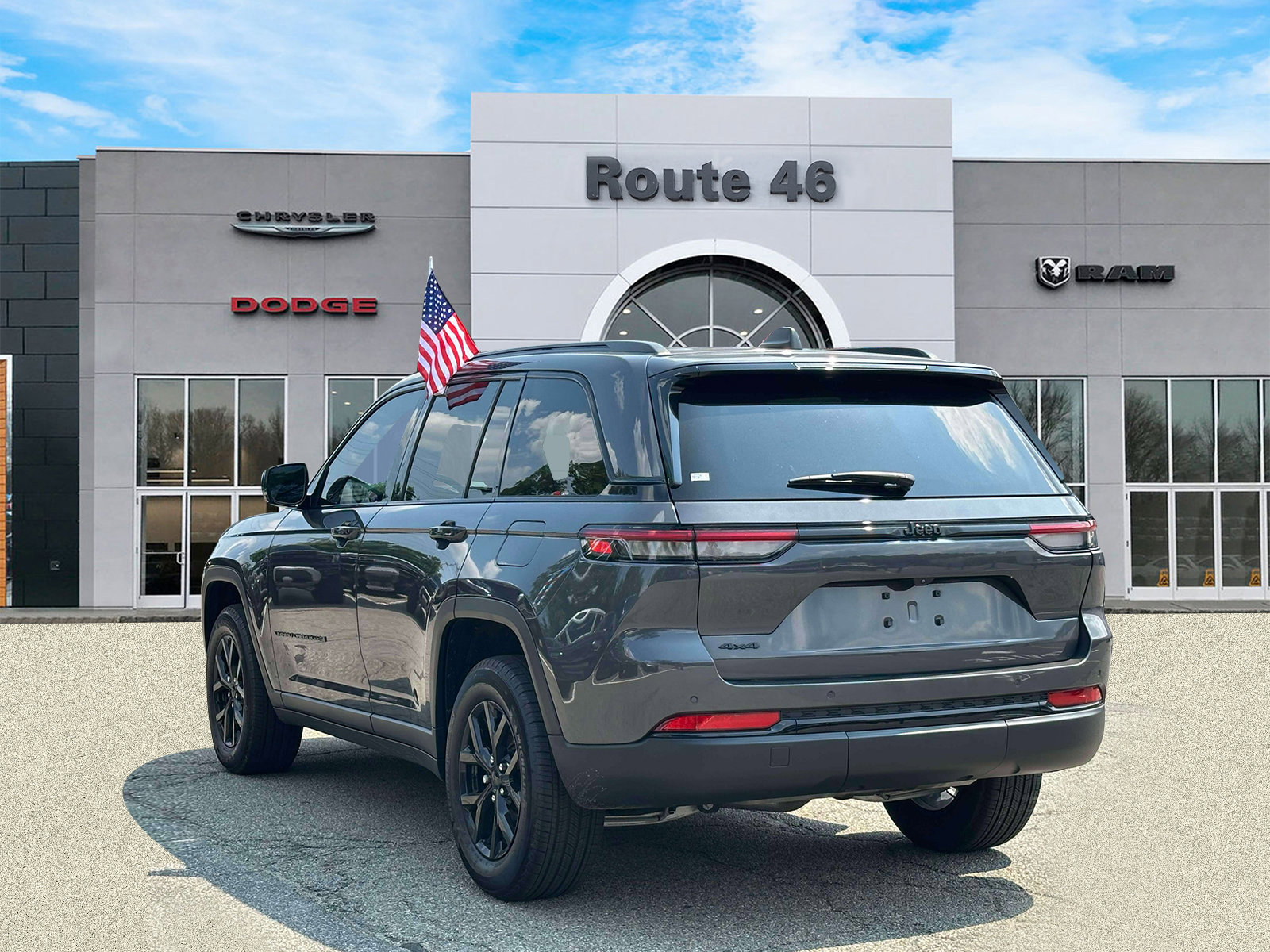 Used 2024 Jeep Grand Cherokee Altitude AWD/4WD image 4