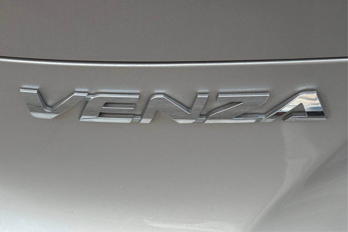 Used 2021 Toyota Venza LE AWD/4WD image 24
