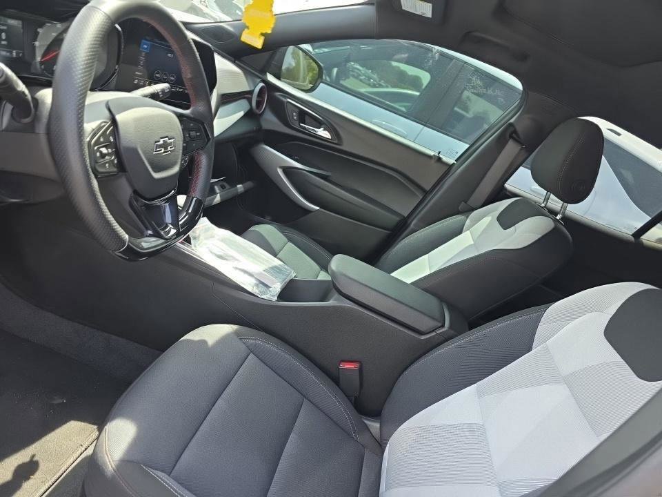 Used 2025 Chevrolet Trax RS w/ Sunroof Package FWD image 10