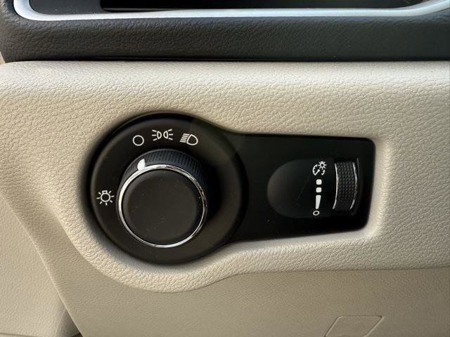 Used 2021 Chrysler Voyager L image 11