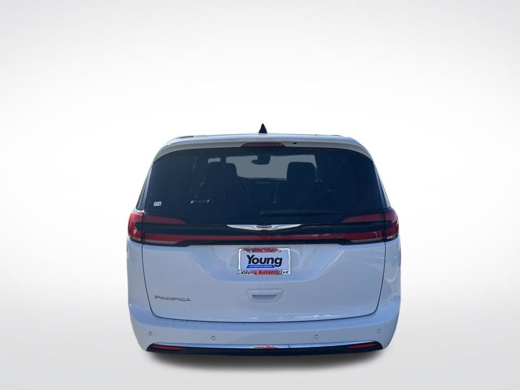 Used 2024 Chrysler Pacifica Touring-L image 4