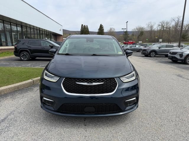Used 2023 Chrysler Pacifica Touring-L FWD image 4