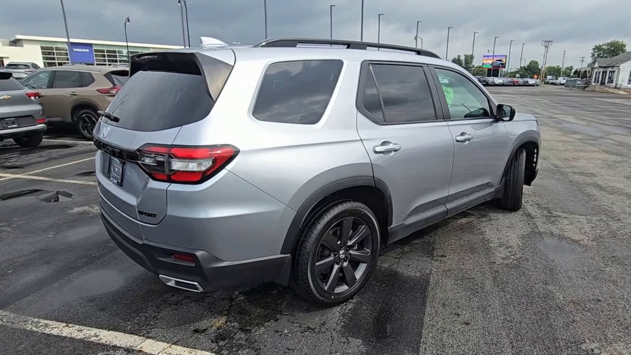 Used 2025 Honda Pilot Sport image 9
