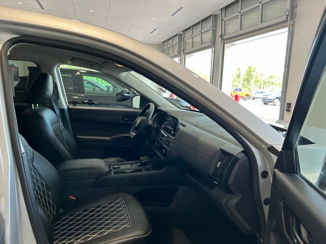 Used 2025 Nissan Pathfinder S AWD/4WD image 16
