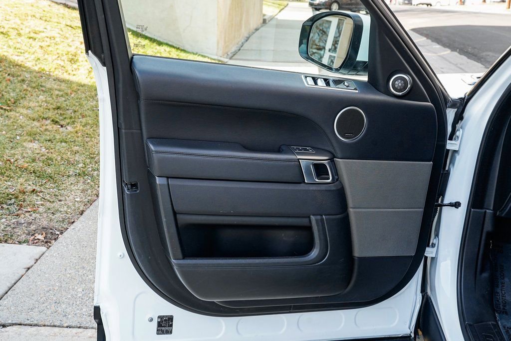 Used 2019 Land Rover Range Rover Sport SE image 9