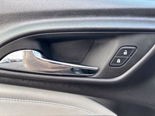 Used 2025 Chevrolet Trax LT w/ LT Convenience Package FWD image 17