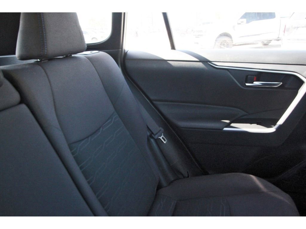 Used 2022 Toyota RAV4 SE image 15