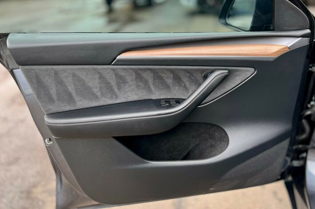 Used 2023 Tesla Model Y Performance image 11
