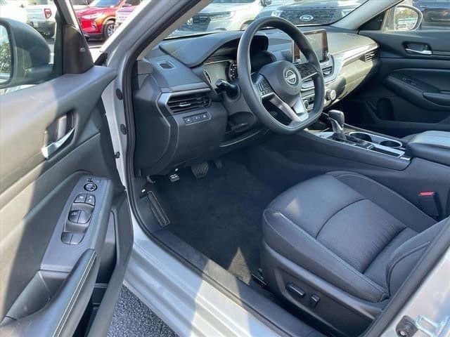 Used 2024 Nissan Altima 2.5 SV image 8