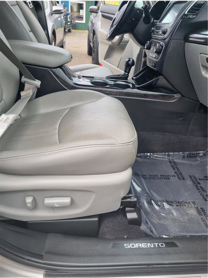 Used 2015 Kia Sorento SX image 16