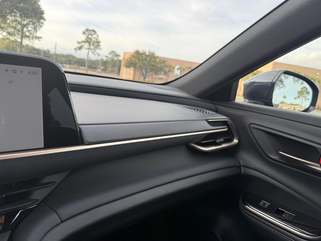 Used 2025 Toyota Crown XLE AWD/4WD image 30