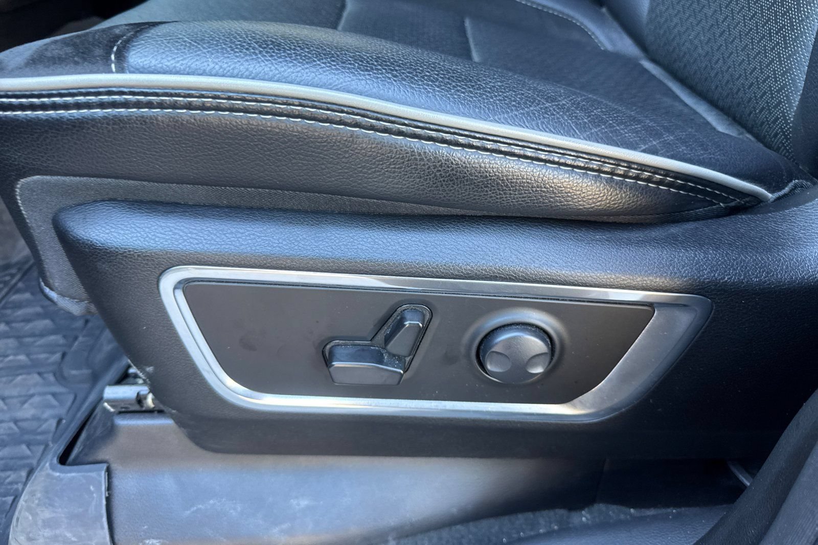 Used 2024 RAM 1500 Laramie AWD/4WD image 14