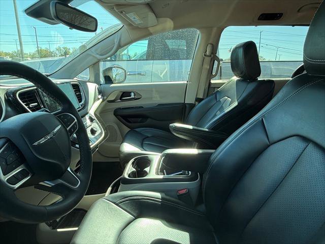 Certified 2023 Chrysler Pacifica Touring-L image 21