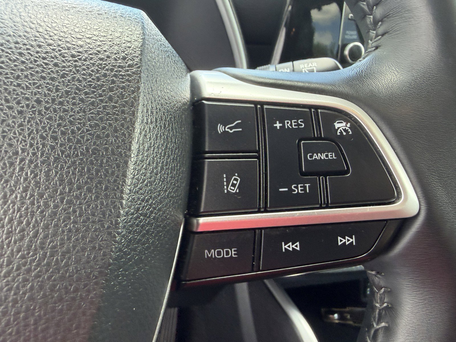 Used 2022 Toyota Highlander XLE AWD/4WD image 17
