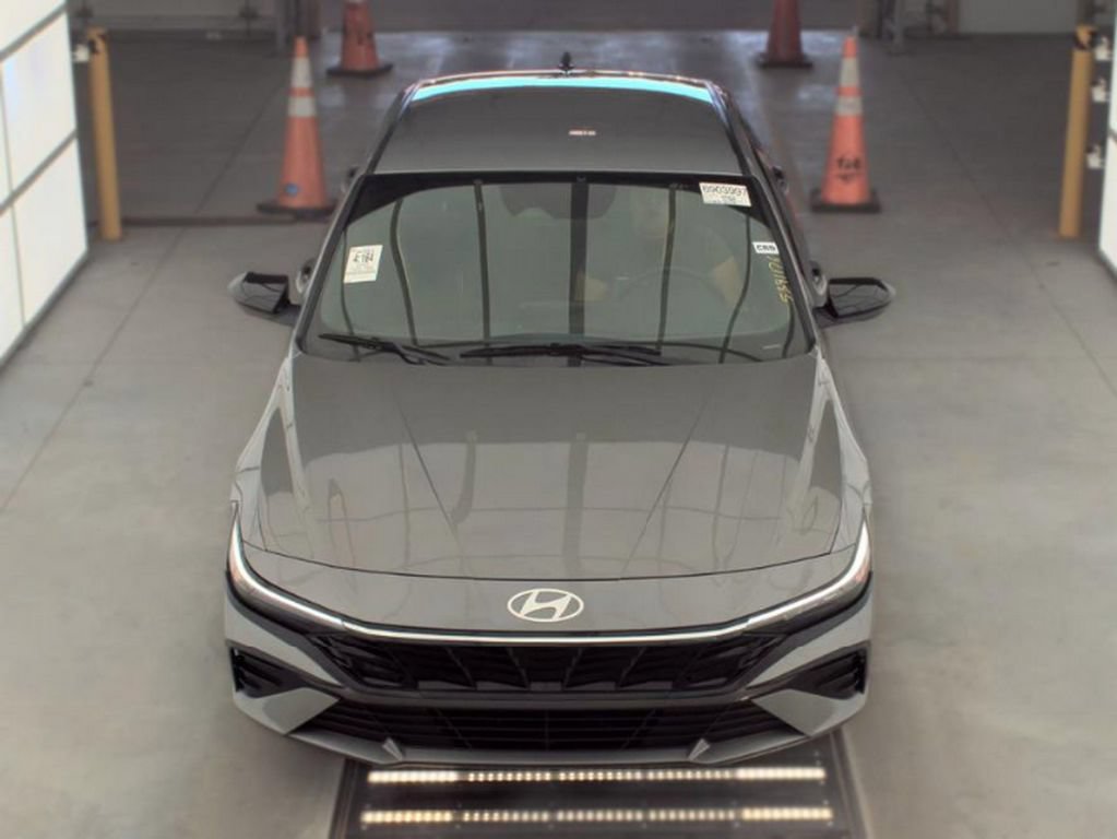 Used 2025 Hyundai Elantra Sport FWD image 2