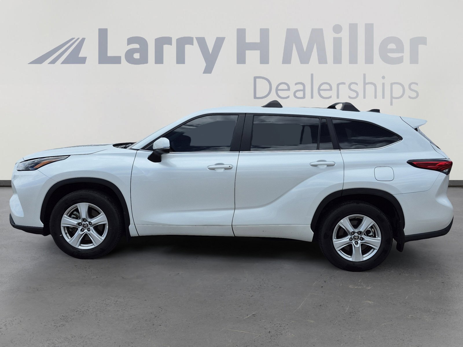 Used 2023 Toyota Highlander L image 2