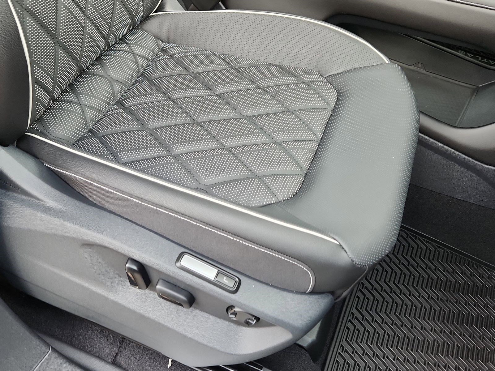 New 2026 Volkswagen Atlas SEL Premium R-Line image 17