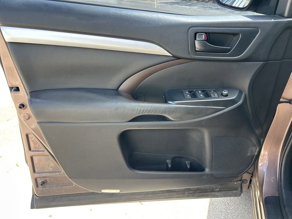 Used 2018 Toyota Highlander Plus FWD image 18