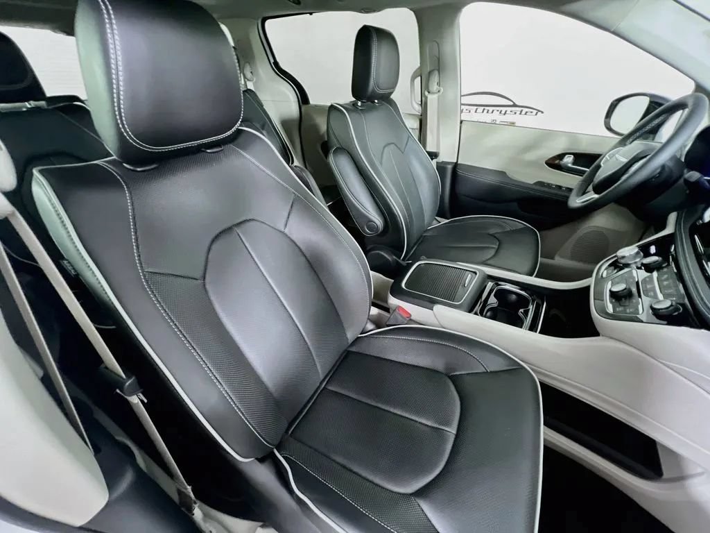 Used 2024 Chrysler Pacifica Limited FWD image 31