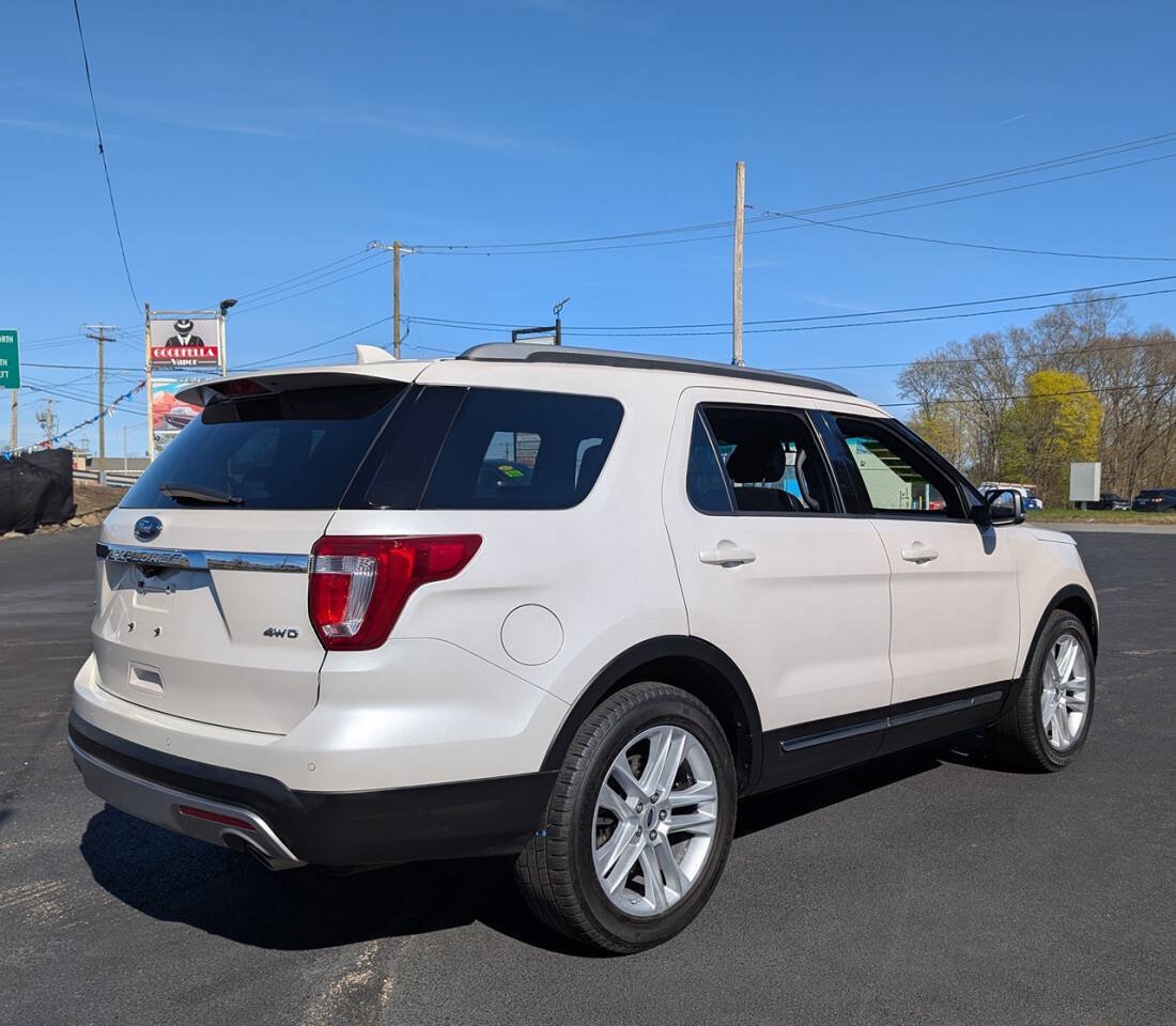 Used 2017 Ford Explorer XLT w/ Equipment Group 202A AWD/4WD image 3