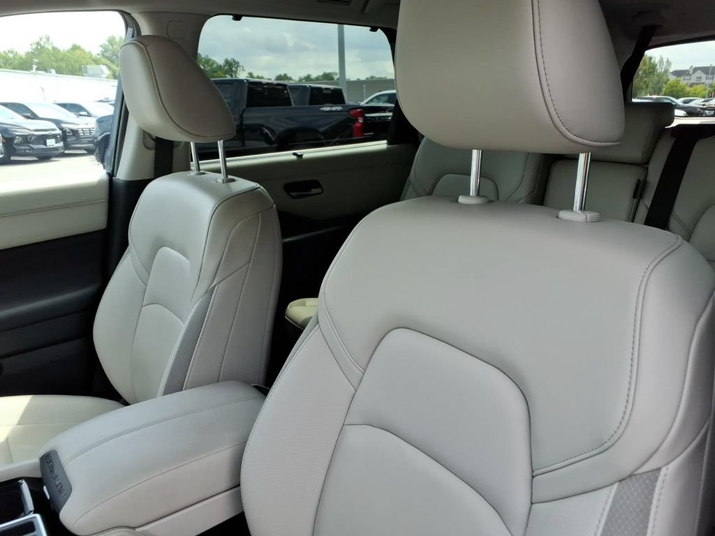 Used 2025 Nissan Pathfinder SL FWD image 13