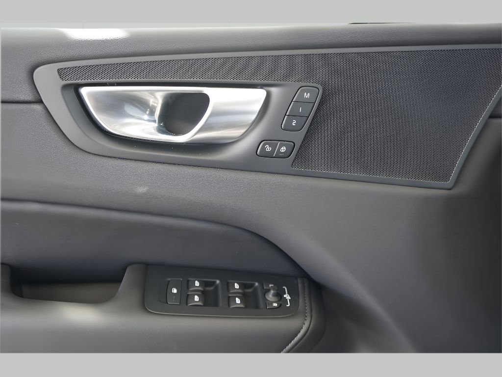 New 2025 Volvo XC60 B5 Core w/ Climate Package image 9